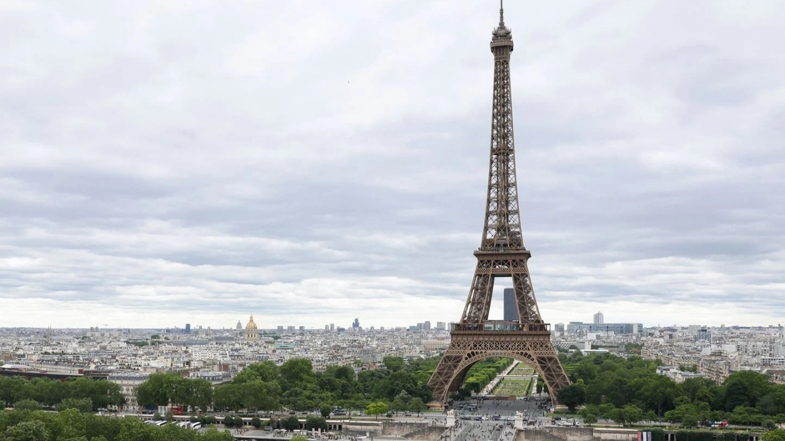 Pháp bắt giữ người đàn ông liều lĩnh leo tháp Eiffel để treo cờ Mỹ